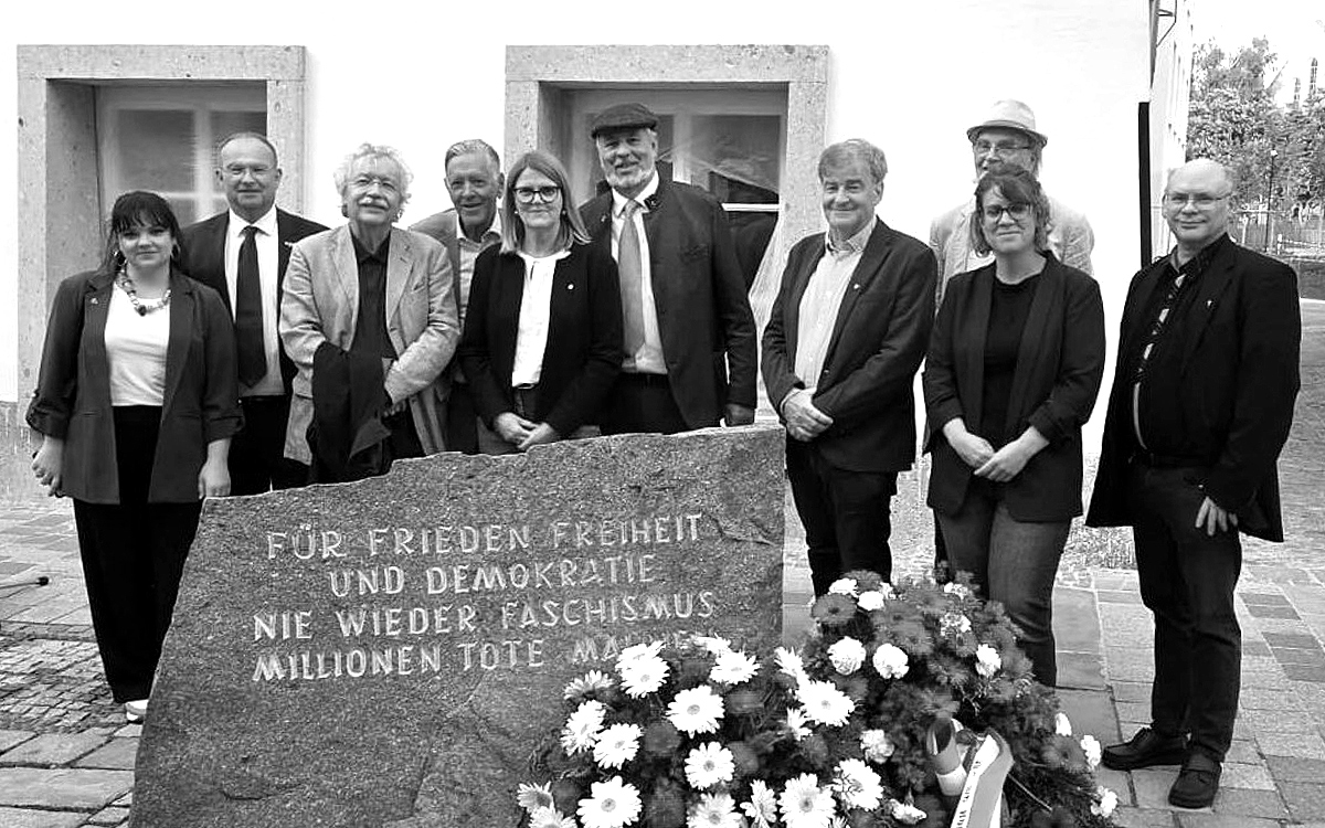 Der Schriftsteller Karl Markus Gauß war am 8. Mai 2026 der Hauptredner bei der Gedenkfeier am Mahnstein. Foto: Silvia Jujic.